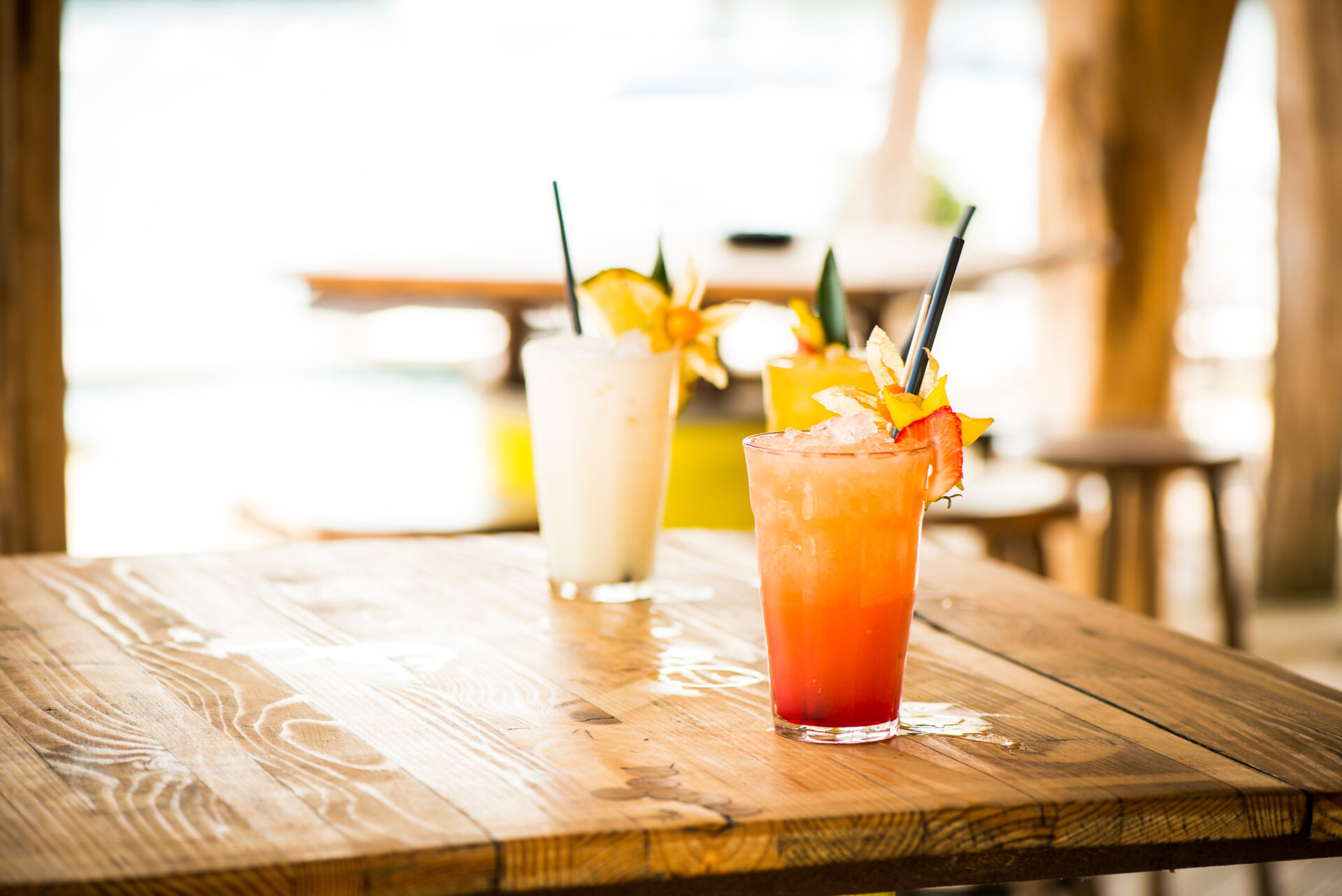 Zwei Cocktails auf einem Tisch an der Beach Bar