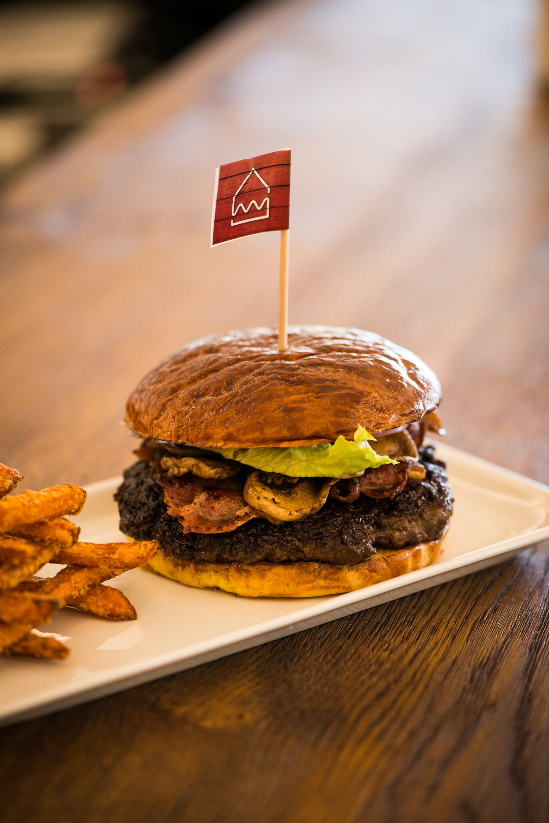 Nahaufnahme eines Hamburgers serviert auf einer weißen Platte
