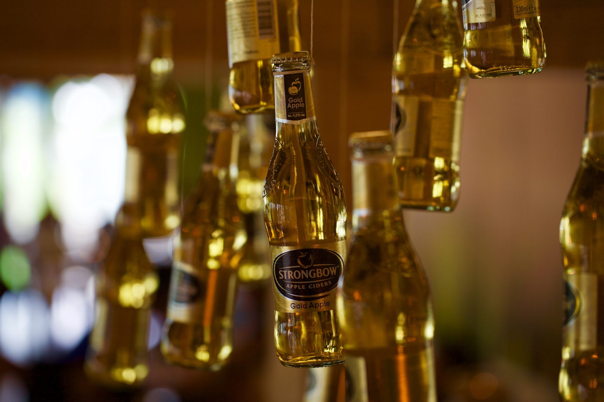Mehrere Flaschen Apple Cider dekorativ aufgehangen