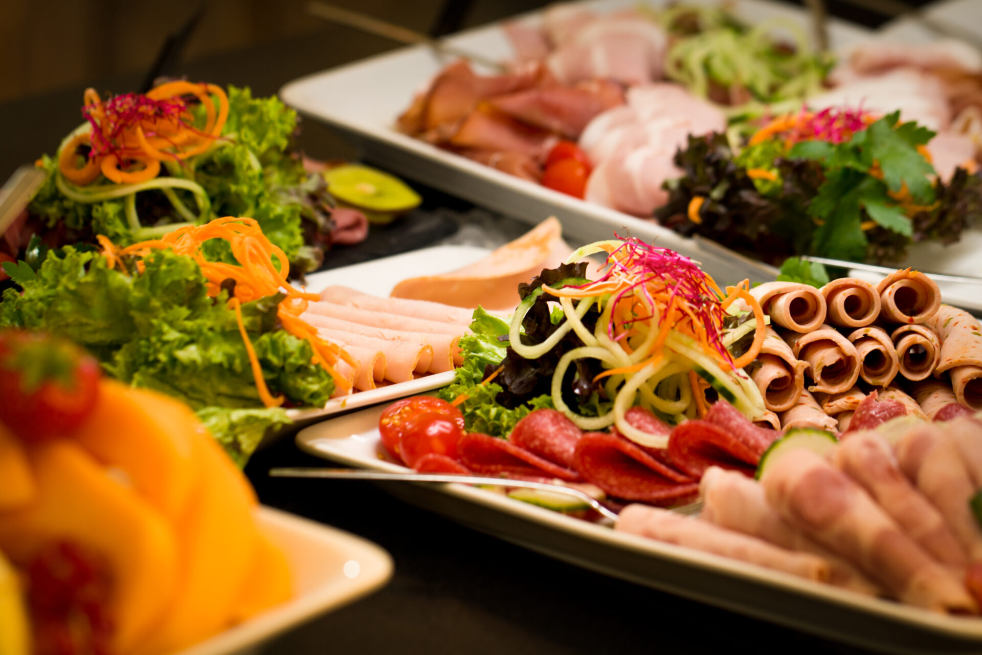 Nahaufnahme der Wurstplatten beim Frühstücksbuffet