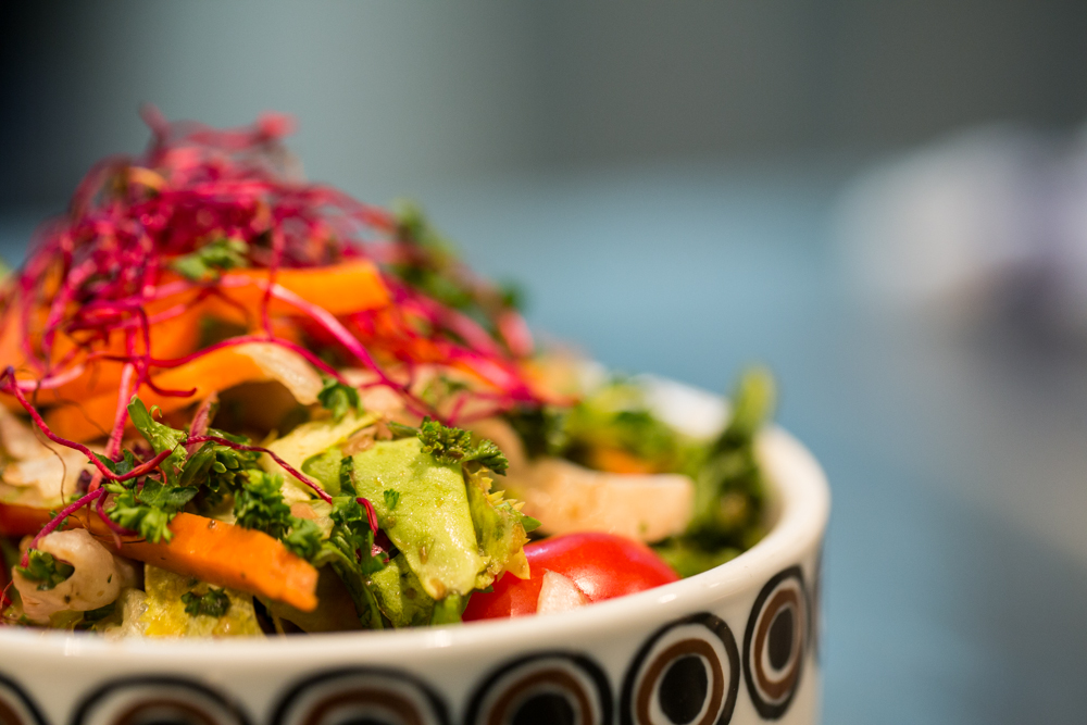 Nahaufnahme eines Salat-Schälchens mit Blattsalat, Tomaten und Karotten