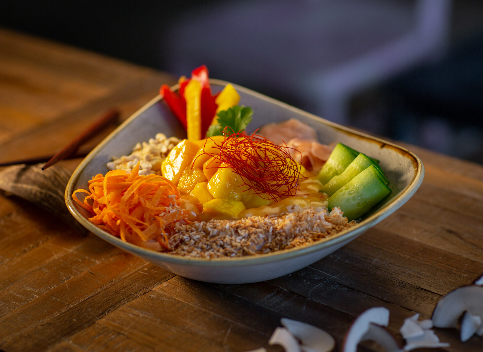 Seehaus Surf Bowl mit Mango, Karotten, Paprika und Gurke dekorativ auf einem Tisch