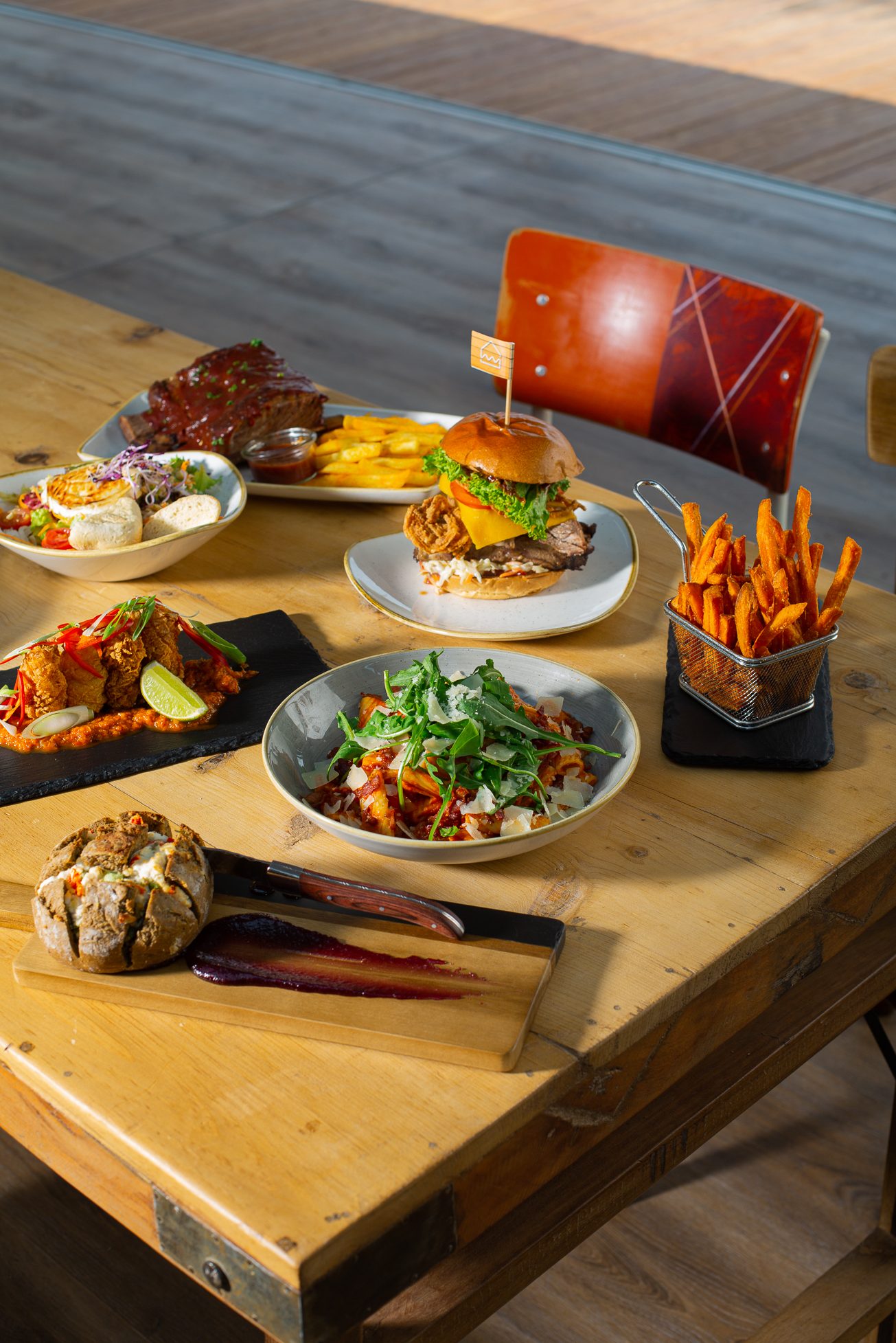 Gedeckter Tisch mit verschiedenen sommerlichen Speisen