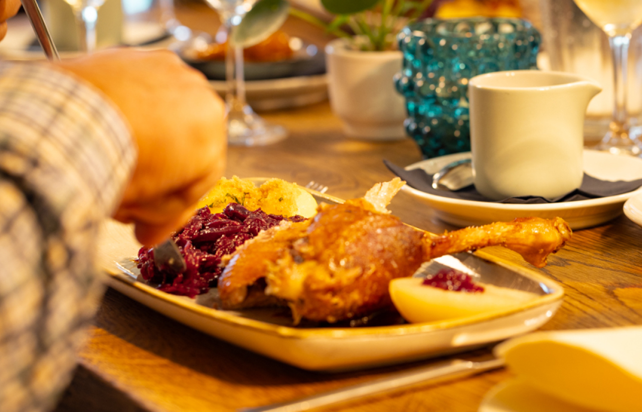 Ein Teller mit Gänsekeule und Rotkohl wird im Seehaus Langenfeld gegessen